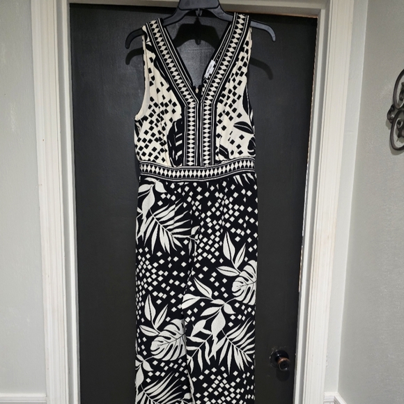NWOT Elegant Black and White Patterned Jumpsuit - Picture 1 of 3